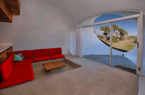Вид на пляж из красной комнаты