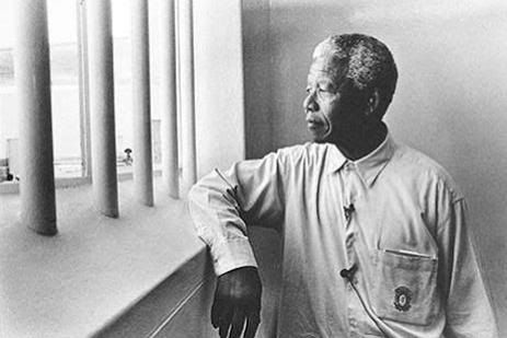 nelson mandela photo: nelson mandela nelson_mandela_return_to_cell.jpg